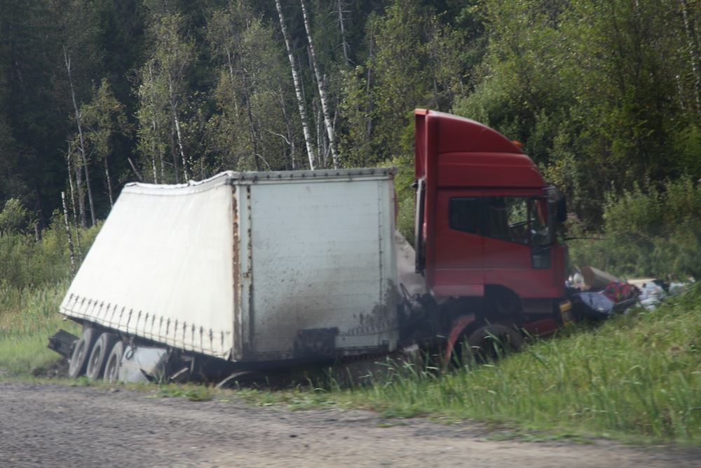 Shelby Co., TX – Overturned Log Truck Causes Injuries on FM 139